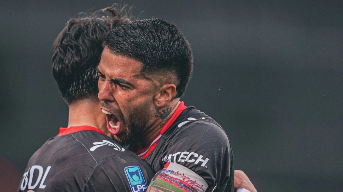 Tomás Porra e Iván Tapia festejan el gol del triunfo de Barracas. Foto: @barracascentral