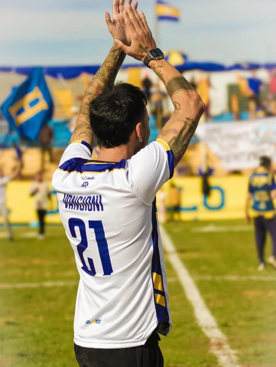 Foto:@ClubHuracanSR. Vangioni, ex River Plate, firmó contrato con Huracán San Rafael por una temporada