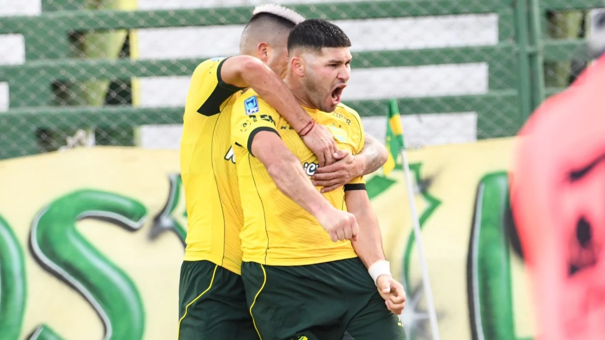 Foto: Barbona celebra su gol, el segundo de Defensa y Justicia.