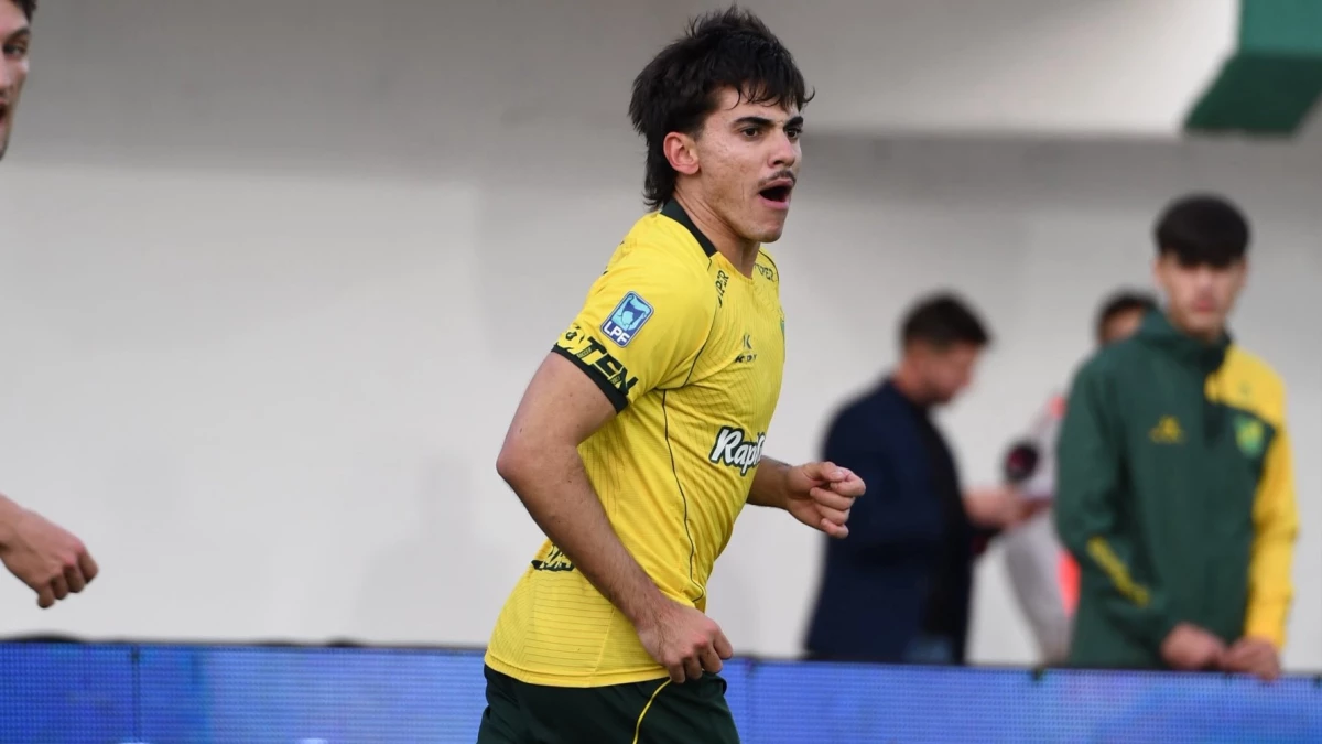 El uruguayo Juan Manuel Gutiérrez, una pesadilla para la defensa de Riestra. foto: @defensayjusticiaoficial.