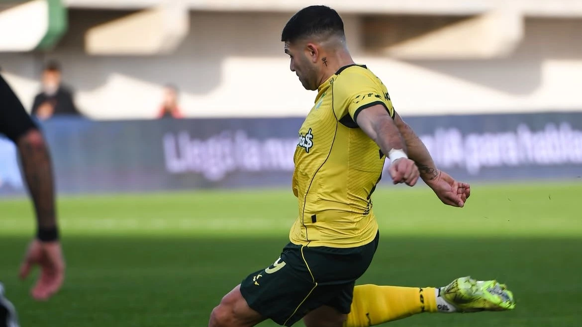 David Barbona ejecuta el tiro libre que terminara en el primer gol del Halcón. foto: @defensayjusticiaoficial.