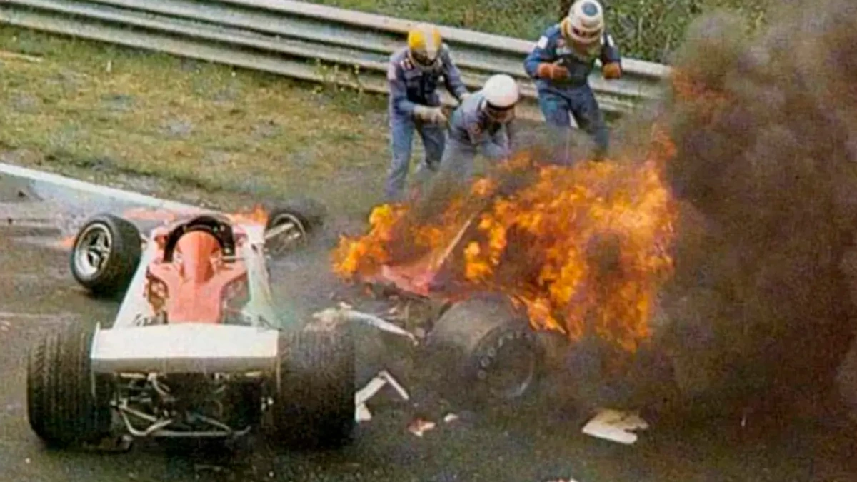 Foto: Archivo Bild. Arturo Merzario ingresa entre las llamas para intentar rescatar a su colega Niki Lauda