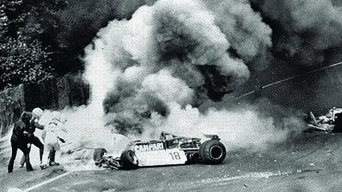 Foto: Archivo. El Surtees número 18 de Lunger ya impactó con la Ferrari de Lauda. El drama se instala en Nurburgring