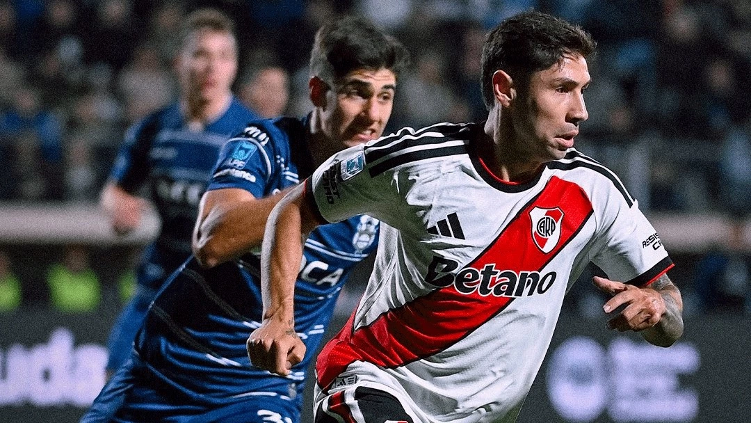 Foto:@River. Montiel, que fue distinguido con una plaqueta por su aporte a la Selección Argentina, busca la pelota