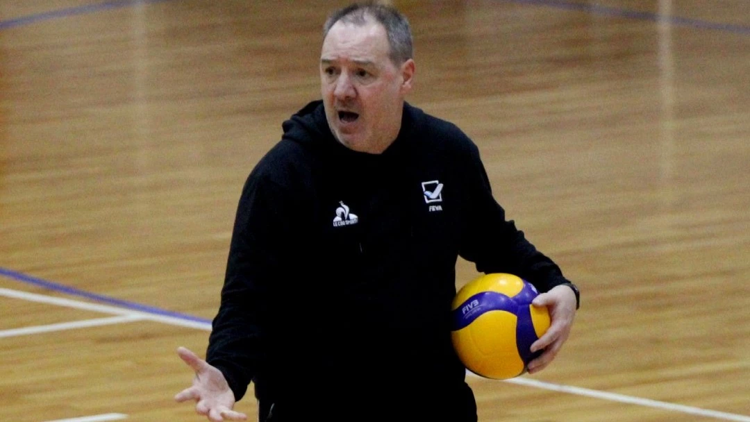 Foto: FEVA. &nbsp;Horacio Dileo, el DT de Argentina, estuvo ausente en los dos últimos weekends de la VNL , por un tema de salud.