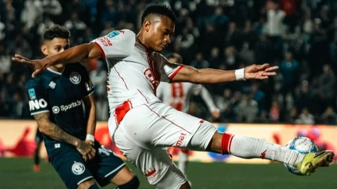 Oscar Cortés en una acción favorable a Huracan. foto: @ligaprofesionalafa.