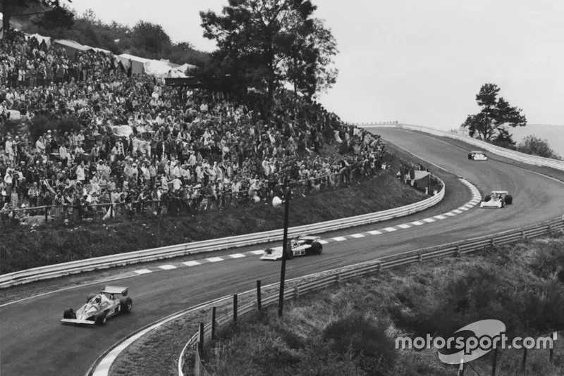 Foto:Archivo Motorsport. Imagen de la vuelta previa al accidente, cuando Lauda superaba como rezagados a Edwards, Lunger y Ertl.&nbsp;