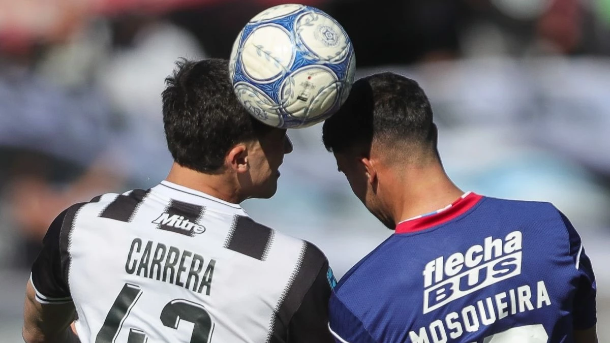 Lautaro Carrera lucha con Joaquín Mosqueira por cabecear en Mendoza. foto: @afa.
