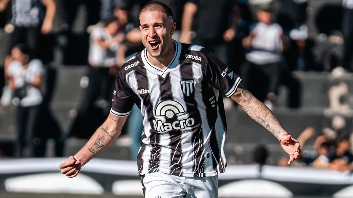 Agustín Módica, goleador del Lobo mendocino, grita el primero de sus tantos (Foto: X@gimnasiamzaoficial).