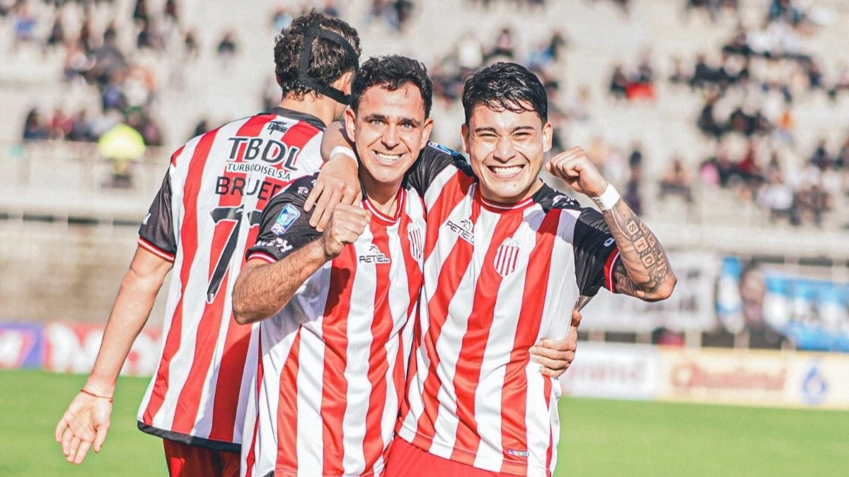 Gonzalo Maroni festeja el gol que le permitió a Barracas vencer a Deportivo Riestra. Foto: @barracascentral