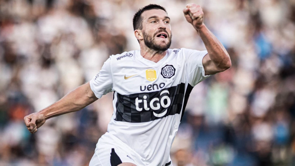 Foto: El neocelandés Tim Payne celebra su debut con golazo incluido en Olimpia, de Paraguay.