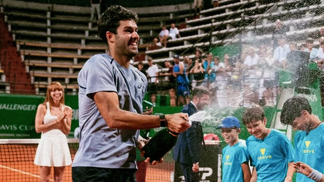 Facundo Díaz Acosta escaló 23 puestos en el ranking mundial tras obtener su quinto título en San Marino. (Foto: @ATPTour_ES)