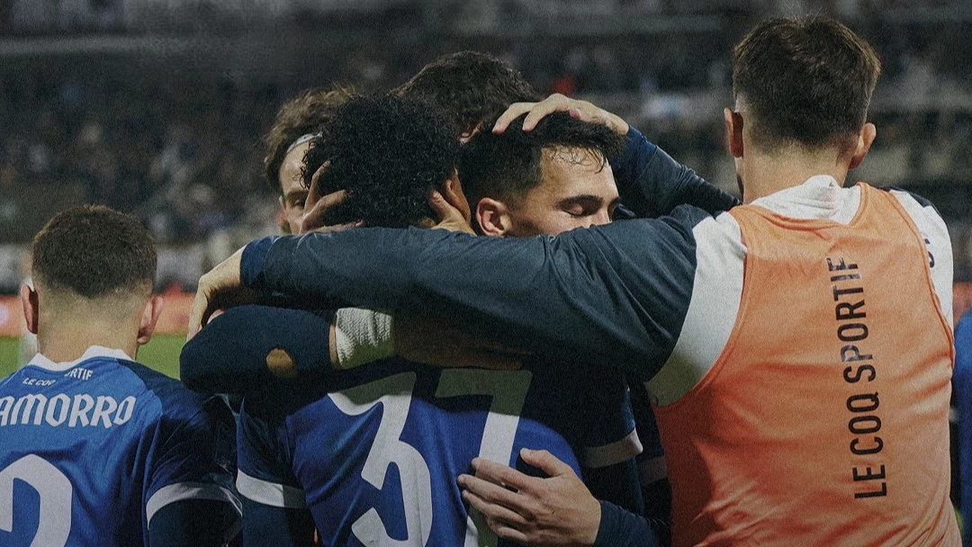 Foto: El brasileño Rick es abrazado por sus compañeros tras convertir un golazo, el tercero de su equipo y segundo de su cosecha personal.