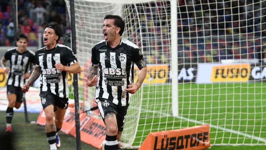 Foto: El delantero uruguayo Michael Santos celebra su gol, el de la victoria de Central Córdoba sobre San Lorenzo.