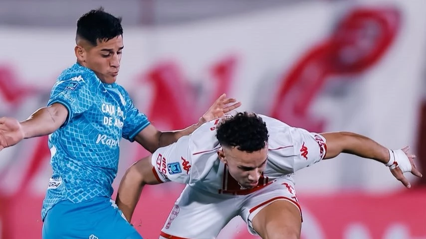 Foto: Mucha lucha y poco juego entre Huracán y Atlético Tucumán en la noche de Parque Patricios.