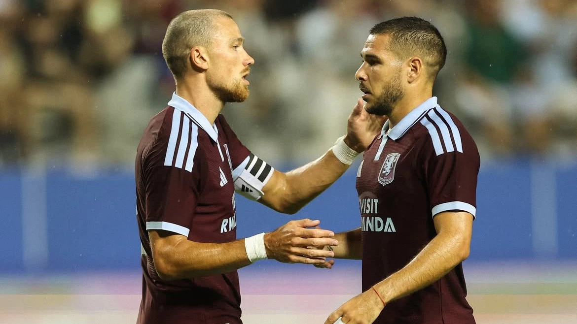 Emi Buendía recibe el saludo de un compañero durante un amistoso en Tailandia.foto: @astonvilla.