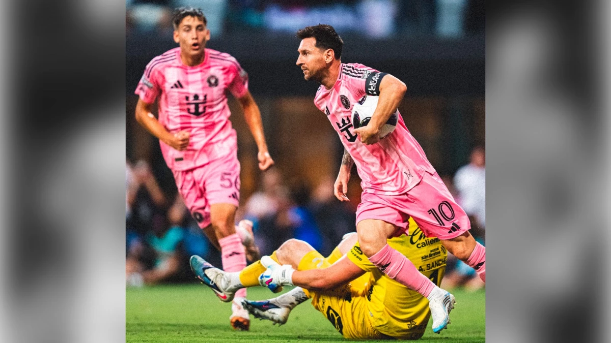 Foto: Messi se apura en volver a jugar después de anotar el gol del empate en uno, el primero de los, dos que anotó.