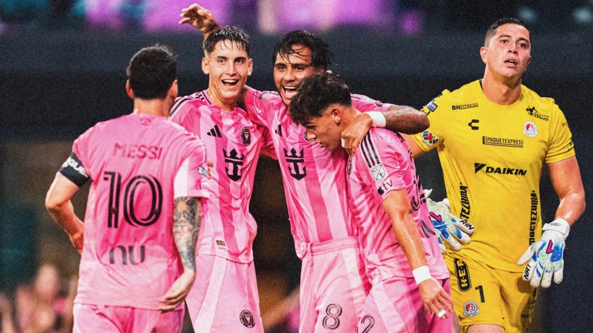 Foto: Messi se acerca a saludar al venezolano Telasco Segovia (8), autor del segundo gol de Inter Miami.