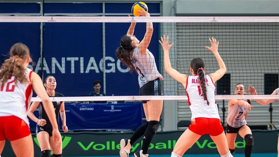 Foto: FIVB. Morena Silva trató de armar juego por las puntas pero no alcanzó para dar pelea.