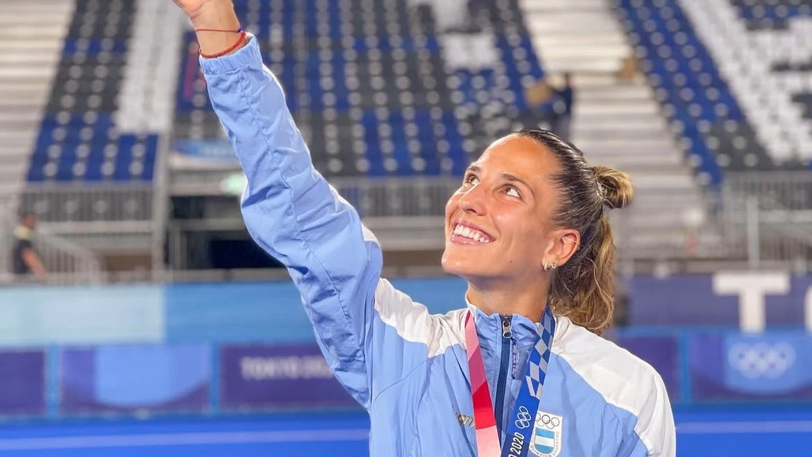 Poy en uno de los tantos podios que encabezo con las Leonas. foto: @poytoccalino.