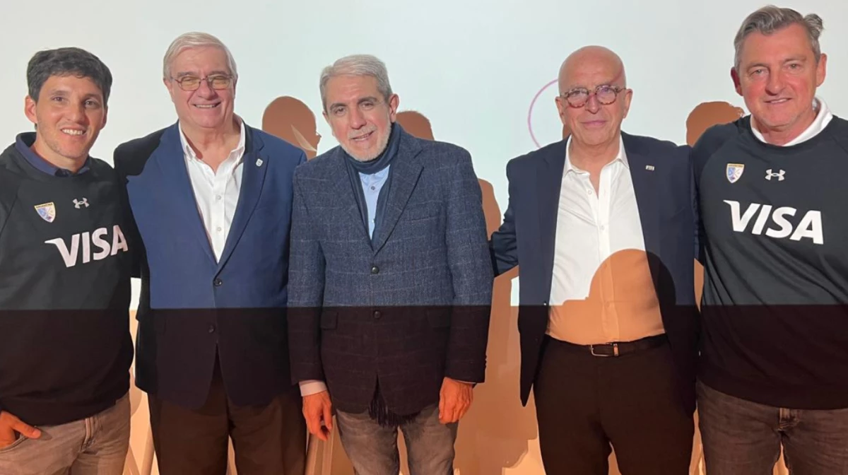 Moccia (segundo desde la izquierda), junto a las personalidades del hockey nacional (Foto: COA).