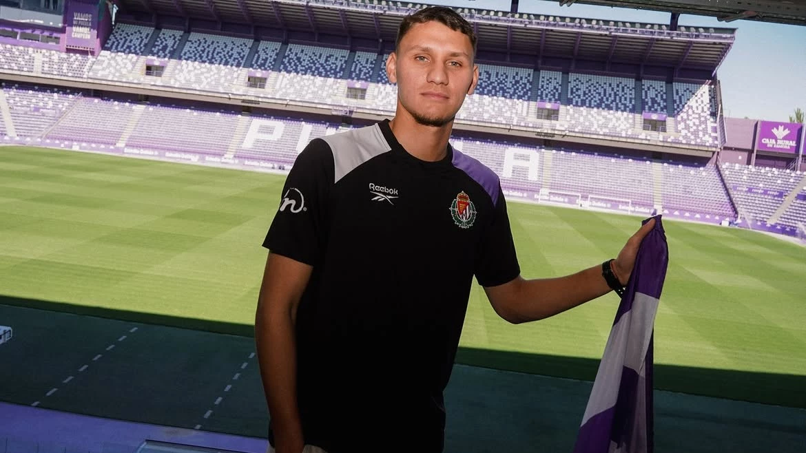 El juvenil arquero Lucas lavagnino posda en el José Zorrilla del Valladolid. foto: @realvalladolid.
