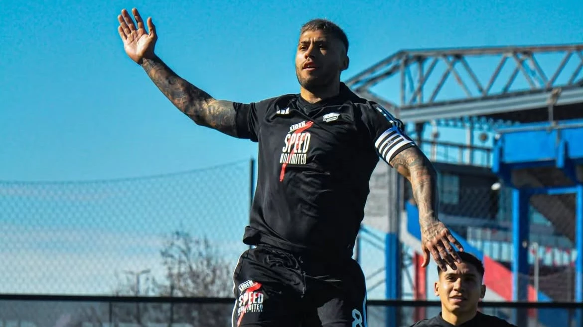 Milton Céliz festeja su gole de penal para Riestra. foto: @prensariestra.