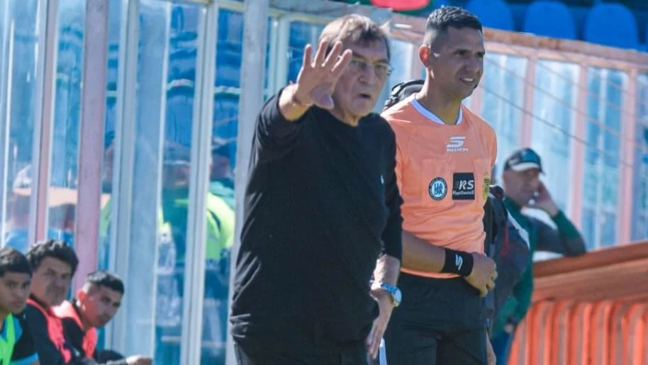 Julio Falcioni, entrenador del Decano, muy preocupado por el presente de su equipo.