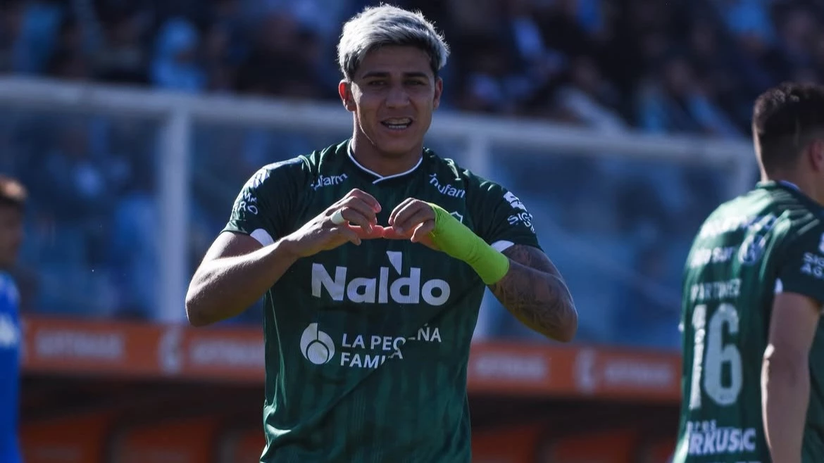 Junior Marabel festeja su gol de penal para la victoria de Sarmiento. foto: @casarmientoof.