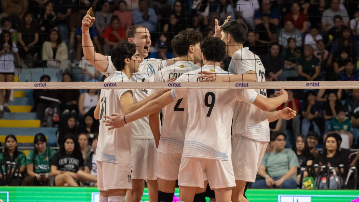 Foto: David Orellana VoleySur. Iñaky Ramos festeja un punto de bloqueo y el triunfo de Argentina que es finalista.