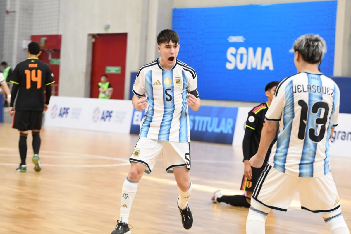 Foto:@Argentina. El seleccionado argentino Sub 17 de Futsal arrolló a Perù por 8-0, por la segunda fecha del Sudamericano en Paraguay