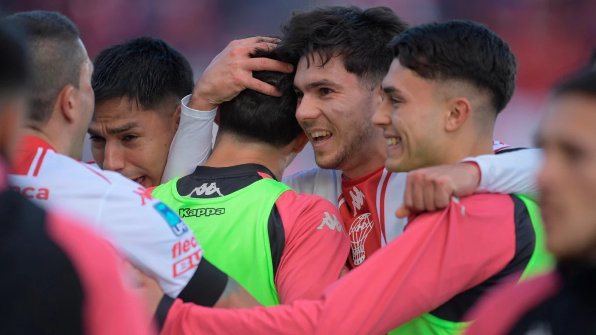 Huracán festeha en el trtiunfo en el clásico ante San Lorenzo, tras 25 años en el Nuevo Gasómetro. Foto: Julián Álvarez.