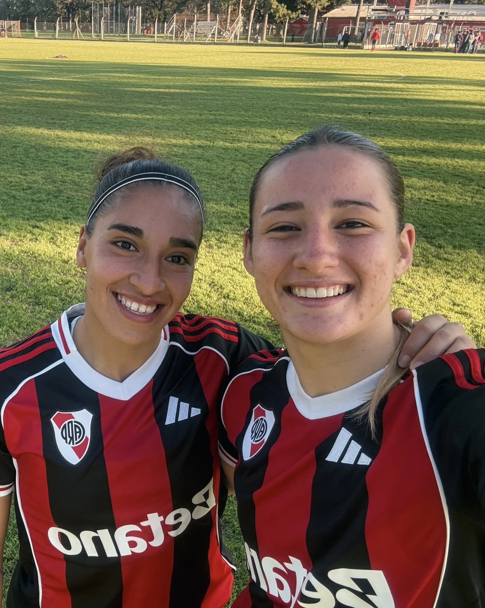 Foto:@RiverPlateFem. Aldana Barrionuevo y Mercedes Diz fueron artífices en la victoria del Millonario en Santa Fe