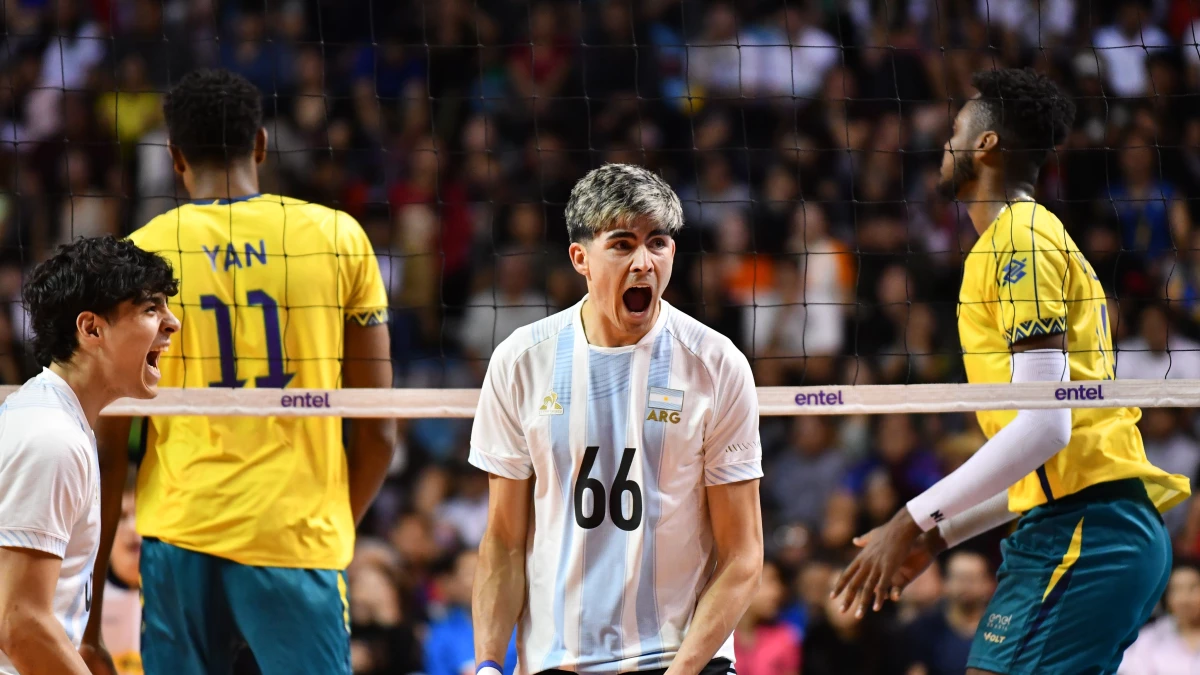 Foto: FEVA. Denis Cabaña grita un ataque de opuesto del quinto set tras perforar la altura de la selección de Brasil.