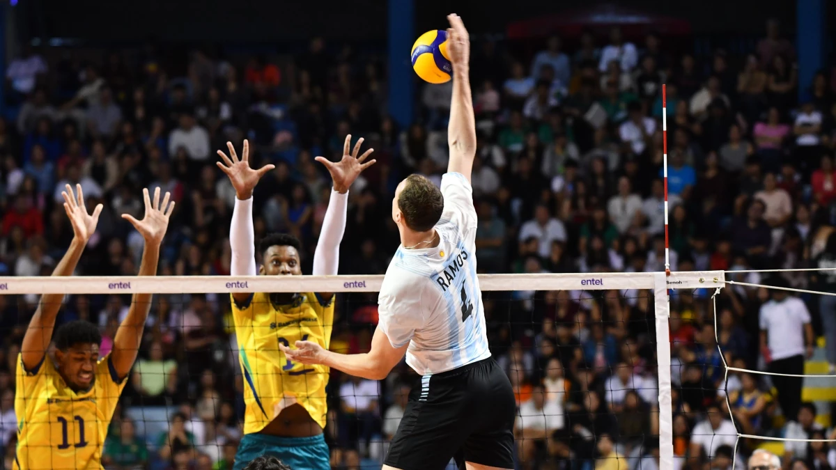 Foto: FEVA. Otra acción de Ramos pegando de opuesto para ser la mejor arma del equipo en la final contra Brasil.&nbsp;