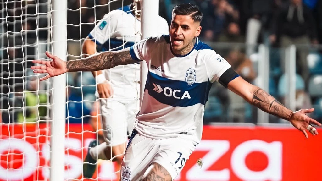 Foto:@gimnasiaoficial. El delantero Colazo celebra el gol del Lobo que abrió el camino a la victoria ante Barracas Central
