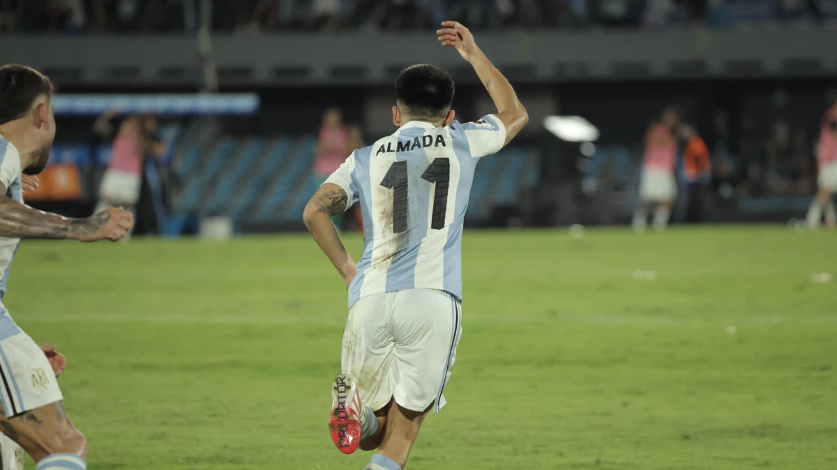 Thiago Almada, campeón mundial en Qatar y subcampeón en Estados Unidos, Canadá y México, se incorpora a River. (Foto: @Argentina)