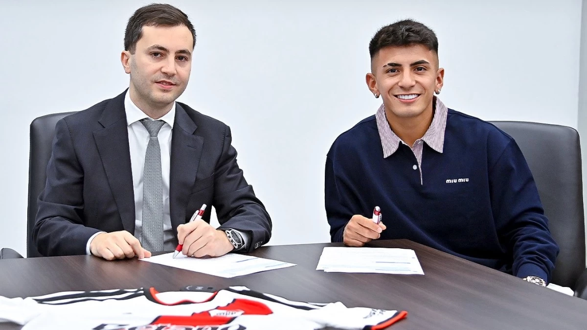 Thiago Almada puso la firma al mediodía con Stefano Di Carlo el presidente y luego se fue al predio de Ezeiza a entrenarse. Foto: prensa River.