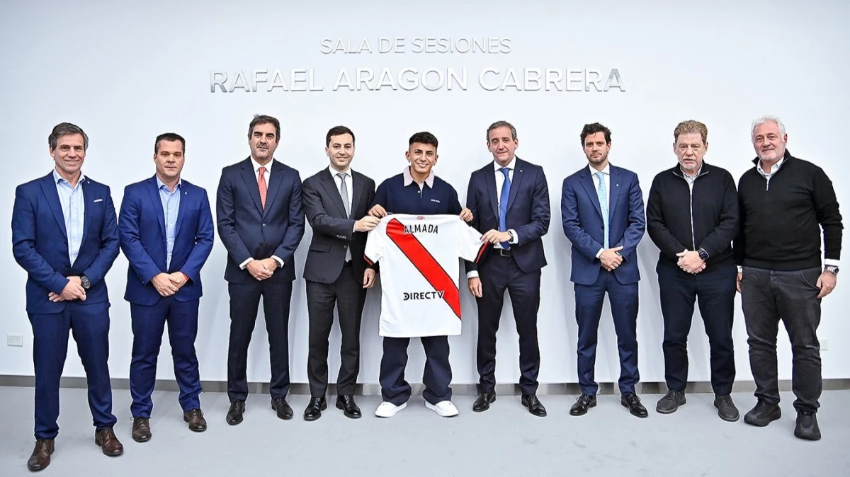 Foto: River. Almada posó junto a la plana mayor de la dirigencia que buscó un golpe de efecto para salir de los malos resultados.
