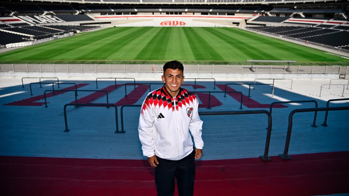 Almada con el Monumental de fondo y ropa de entrenamiento. Foto: prensa River.