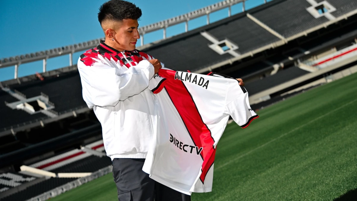 El ex Vélez exhibe la casaca que comenzará a utilizar en el futuro inmediato. Foto: prensa River