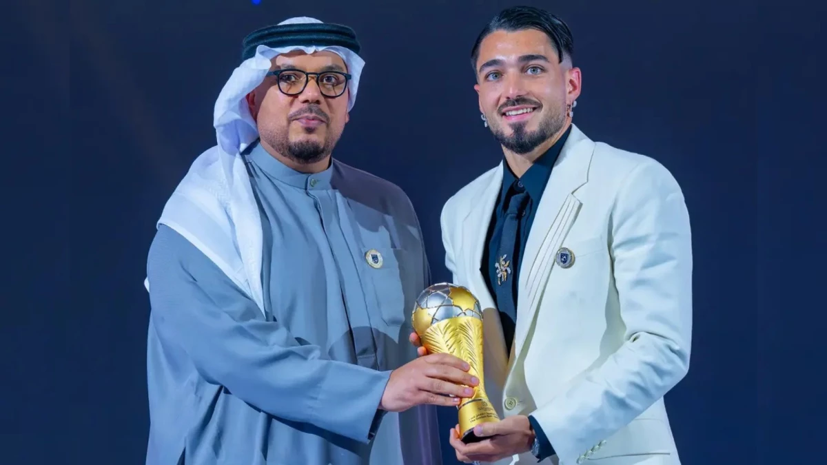 Palacios con el Golden Ball Award de la de la temporada 20252026.Foto de la UAE Pro League.