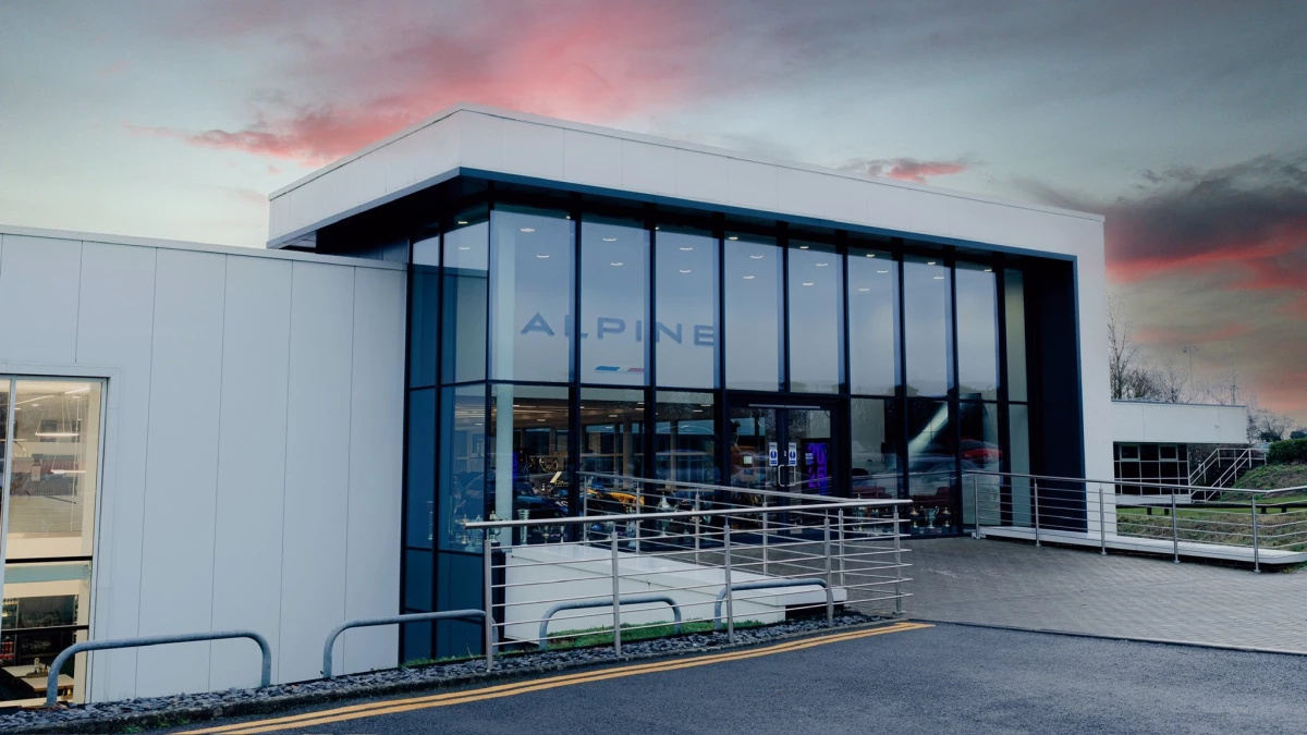 La sede de Alpine en Enstone abrió sus puertas para recibir a un equipo de Moto GP durante el receso de la F1. (Foto: @AlpineF1Team)