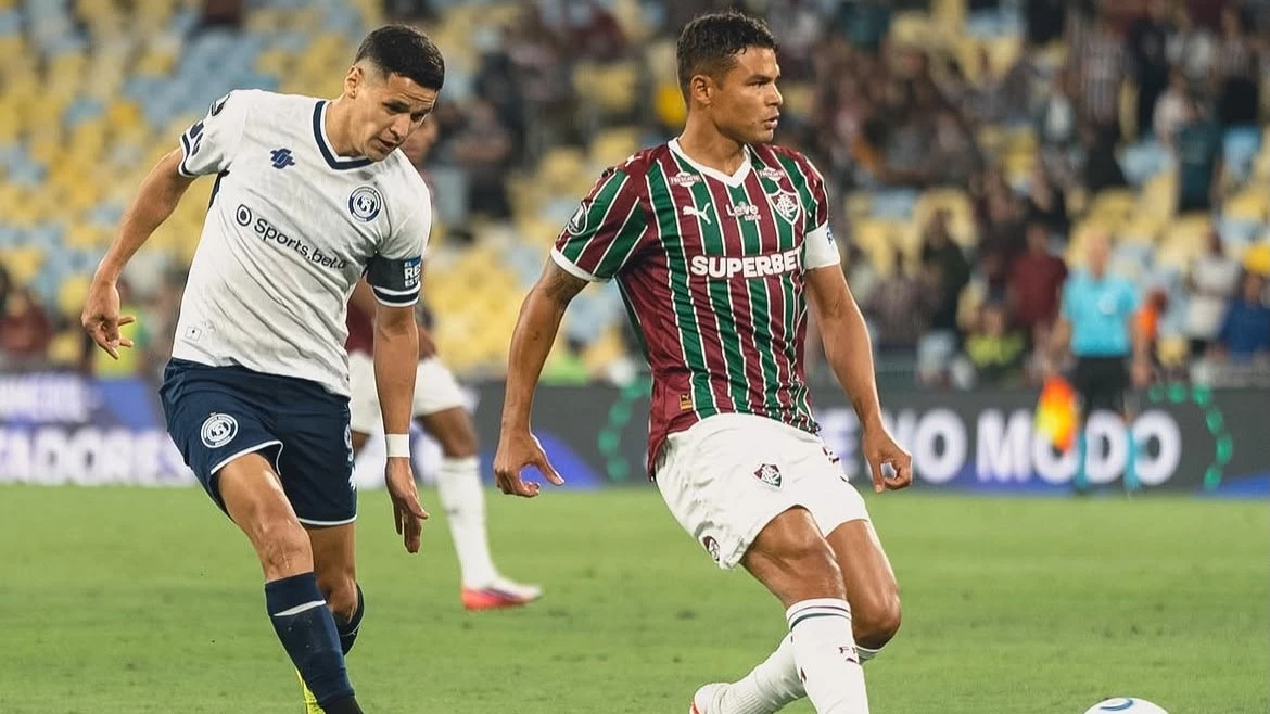 El goleador de la Lepra, Alex Arce lucha contra el experimentado Thiago Silva en Río de Janeiro. foto: @csir.oficial.