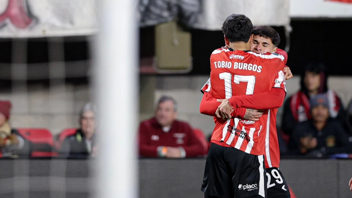 Foto: Tobio Burgos, autor del gol de Estudiantes, celebra con Fabricio Pérez, &nbsp;que se perdió un gol increíble.&nbsp;