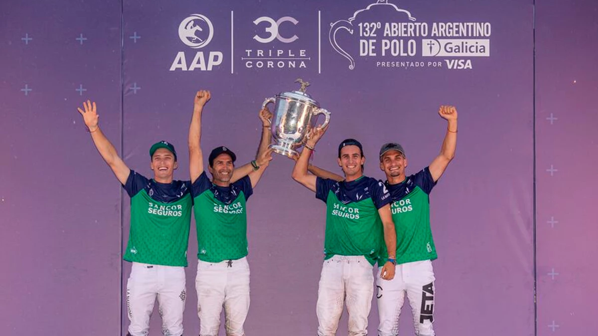 La Natividad La Dolfina, el ganador de la Triple Corona en 2025, con el trofeo del Abierto de Plermo entre sus manos | Foto: &nbsp;Matías Callejo  Prensa AAP