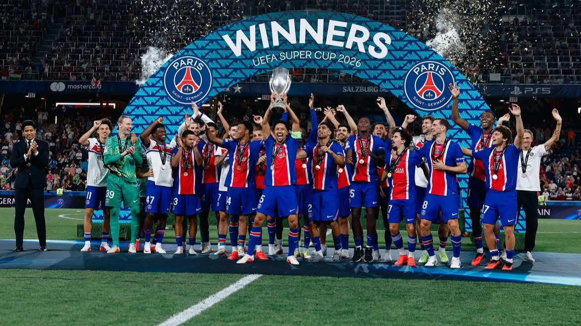 El plantel del PSG levanta su segunda Supercopa de Europa. foto: @uefa.