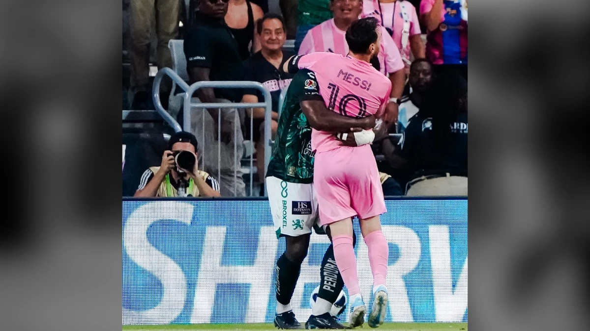 Foto:@clubleonfc. Messi es alzado en el área por el hoy defensor de León, el colombiano ex San Lorenzo, Johan Romaña, en pleno partido.
