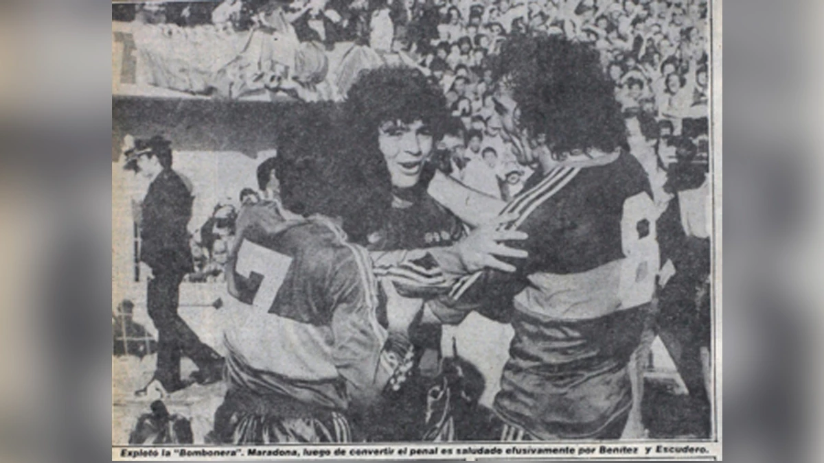 Benítez y Escudero celebran junto a Maradona | Foto: Archivo histórico Diario Crónica