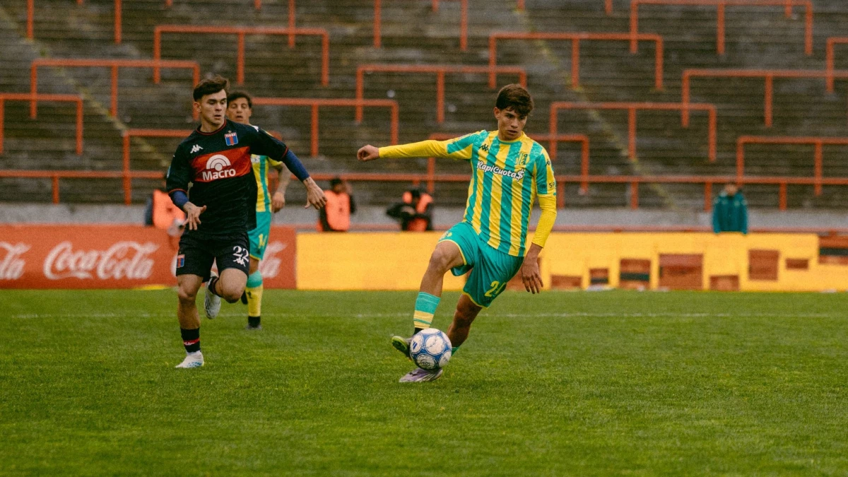 Santi López, uno de los rapiditos de Tigre, persigue a su marcador. foto: @aldosivi_oficial